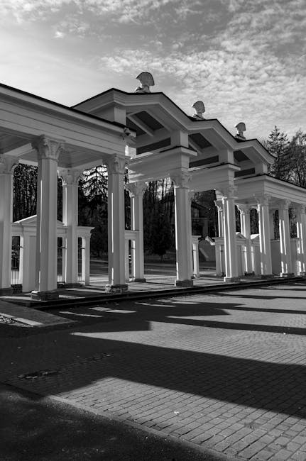 Креативті студияның жұмыс үстеліндегі түрлі-түсті макеттер мен эскиздер